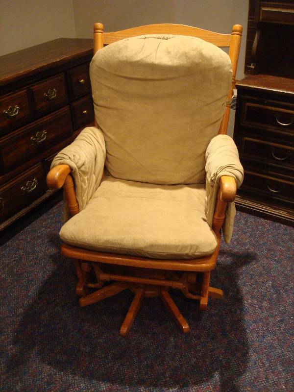 lot 24 image: Pedestal&nbspBase Swivel&nbspGlider Rocker....