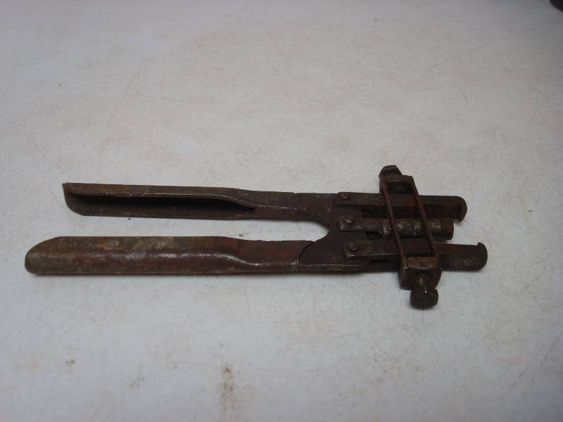 lot 49 image: Vintage Moss Terminal Puller Tool...