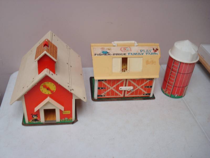 lot 86 image: Vintage Fisher Price Items, Barn, Show Wear...