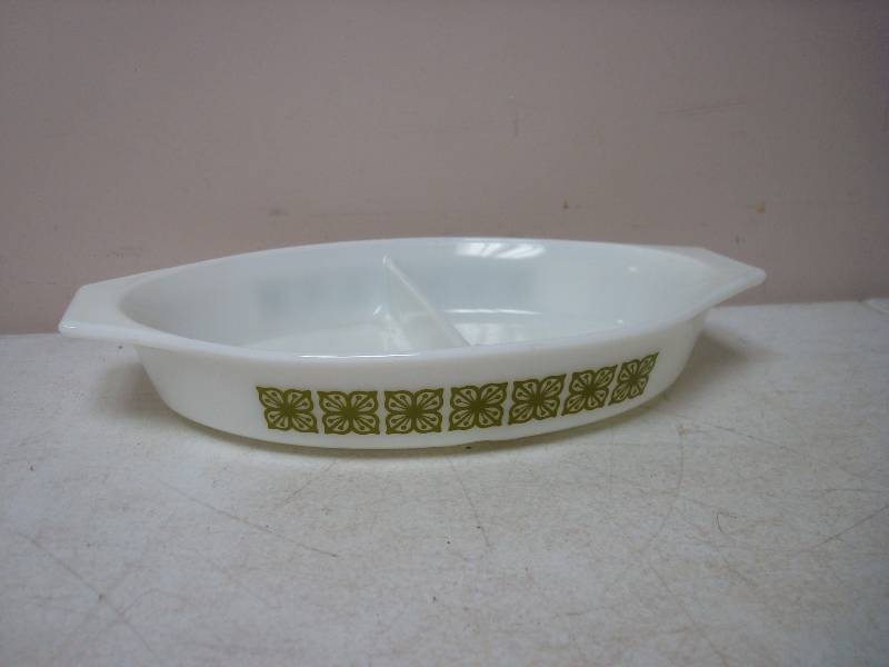 lot 112 image: Vintage Pyrex Dish...