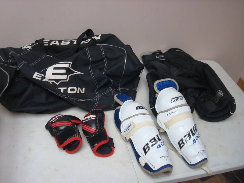 lot 129 image: Bag Of Hockey Gear...
