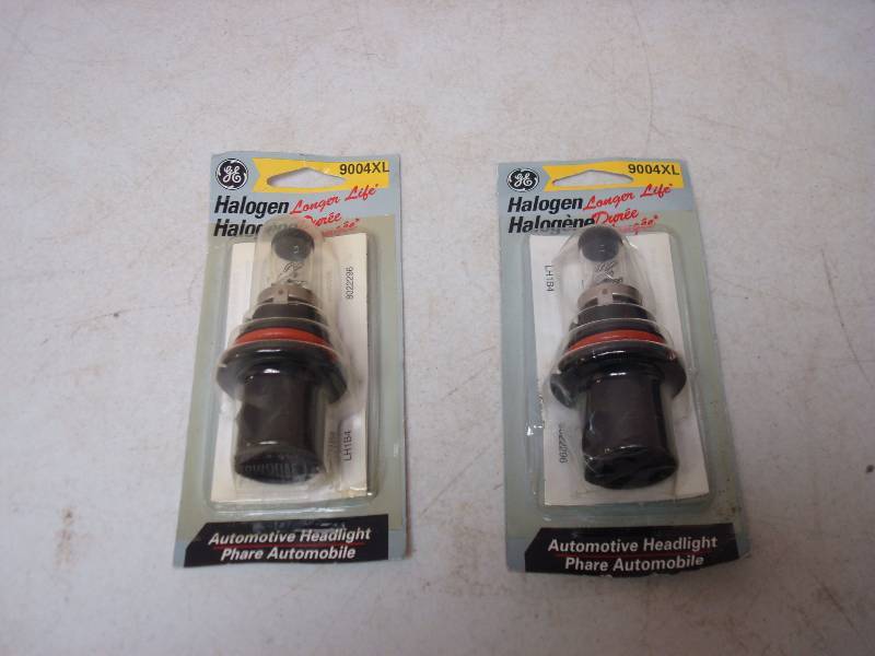 lot 183 image: Pair Of Car Head Lights 9004XL...