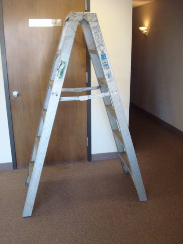 lot 209 image: Metal Ladder, BROKE LATCH, 6 Foot, SOLD AS IS...