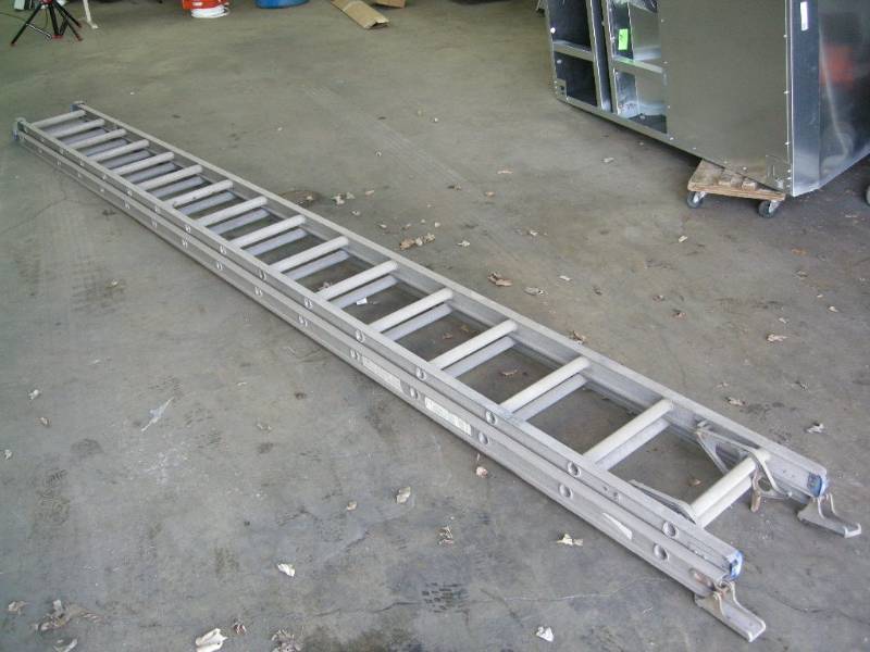 lot 82 image: 32ft Louisville Aluminum Extension Ladder