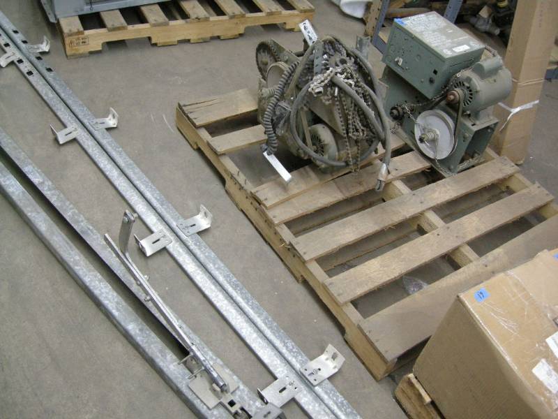 lot 29 image: Link Garage Door Lift