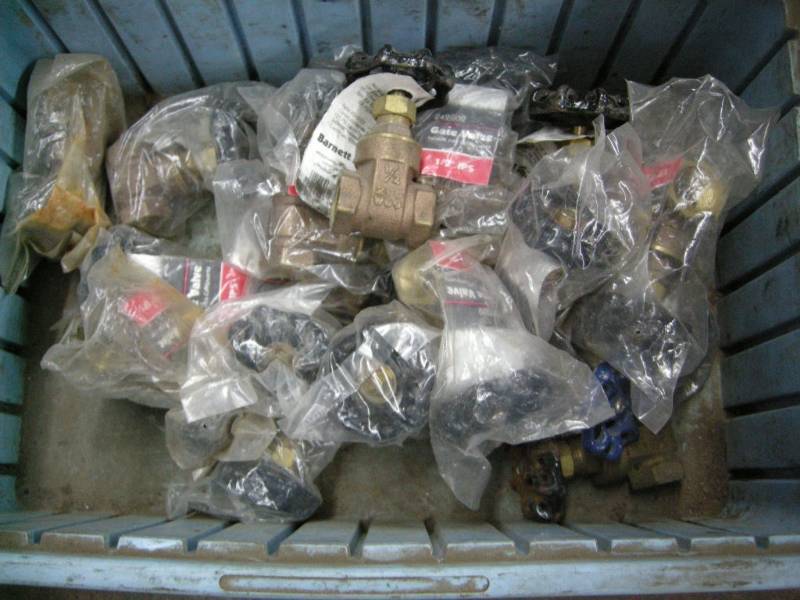 lot 96 image: Brass 12 Gate Valves
