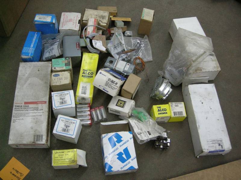 lot 104 image: Misc Sensors & Controls