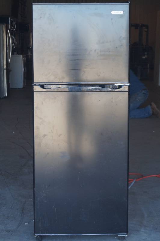 Vissani Top Freezer Refrigerator in Black