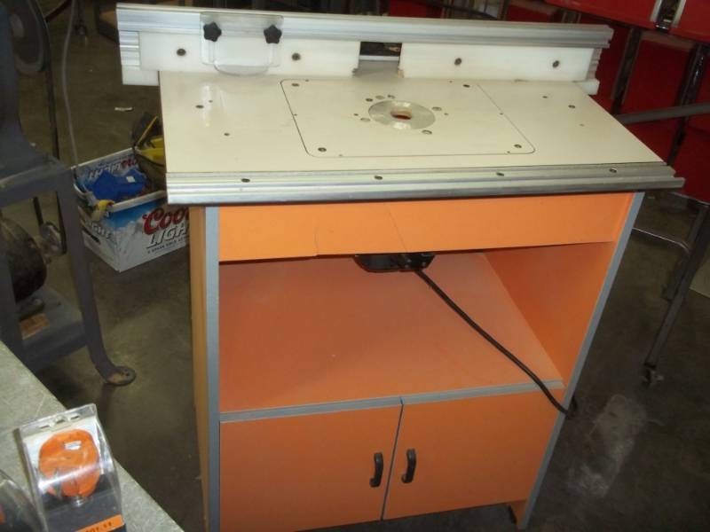 Porter Cable 21,000 RPM router and table wadjustable guide arm, with EZ Lift installed