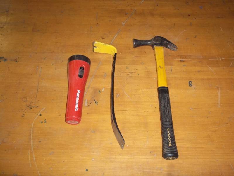 Lot wHammer, Pry Bar, flashlight