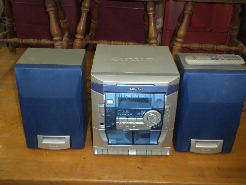 Aiwa Stereo with CDCassette Player and speakers