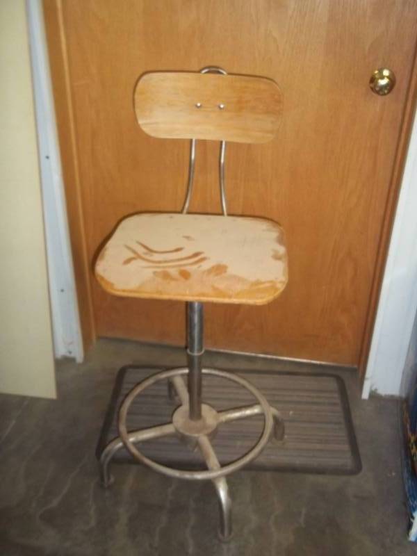 Stool wsteel frame, wood back and seat