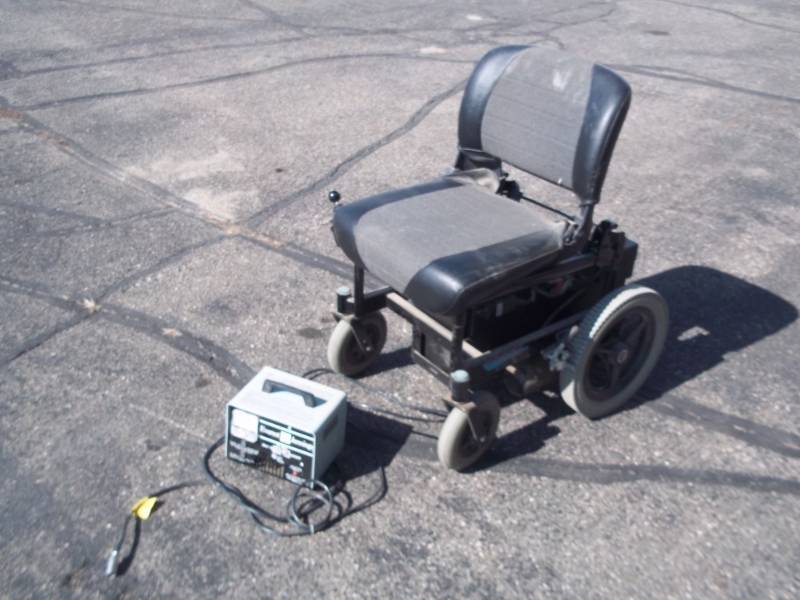 Sabre Electric Chair with Charger, tested and works, consignor states newer batteries