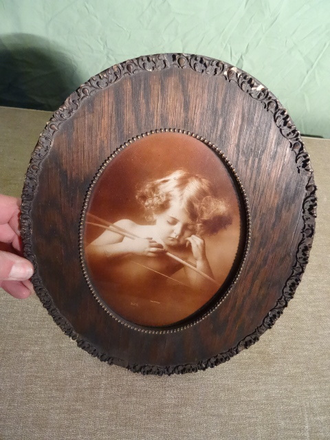 lot 4 image: 10 X 12 Vintage Picture Frame
