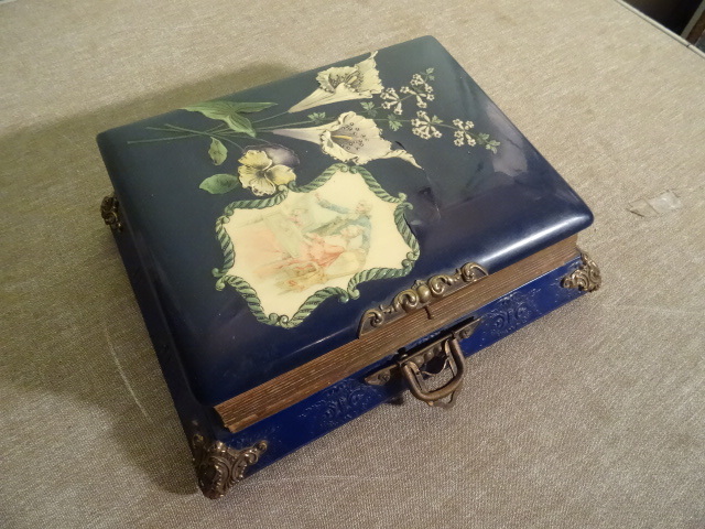 lot 5 image: Vintage Photo AlbumMusic Box