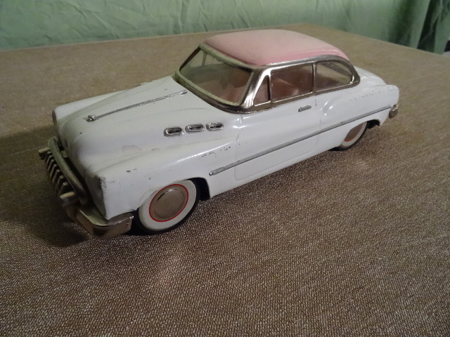lot 10 image: Vintage Metal Tin Car
