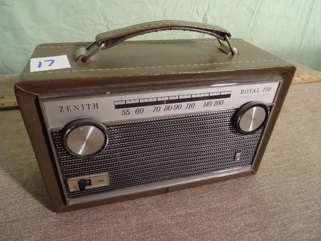 lot 17 image: Zenith Royal 710M Vintage Radio