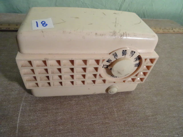 lot 18 image: True Tone Model D-290 Tube Radio
