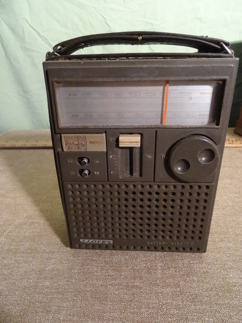 lot 19 image: Lloyds BatteryElectric Radio