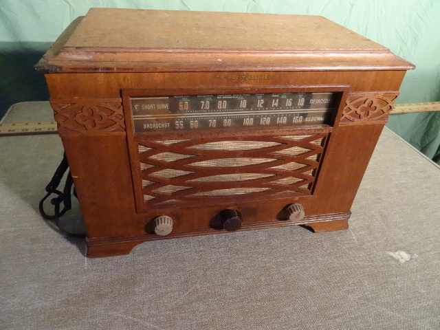 lot 20 image: GE Model J-620 Vintage Radio