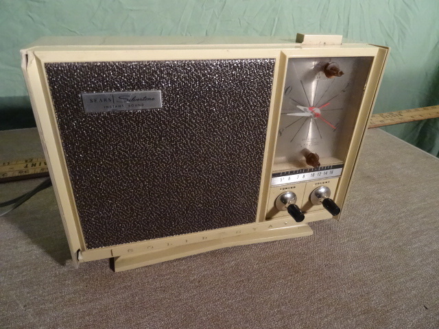 lot 21 image: Sears Silvertone Instant Sound Radio