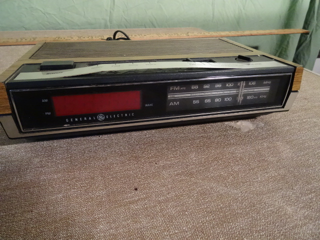 lot 22 image: GE AM FM Clock Radio