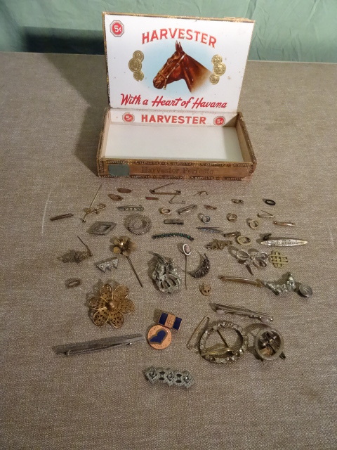 lot 37 image: Misc Vintage Jewelry Parts,