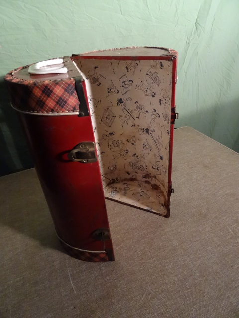 lot 72 image: Vintage Doll Carrying Case