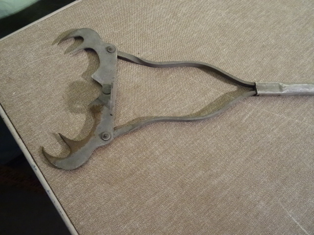 lot 83 image: Ice Fishing Spear Clamp Style