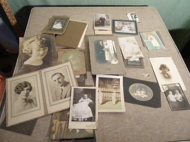 lot 115 image: Misc Vintage Pictures