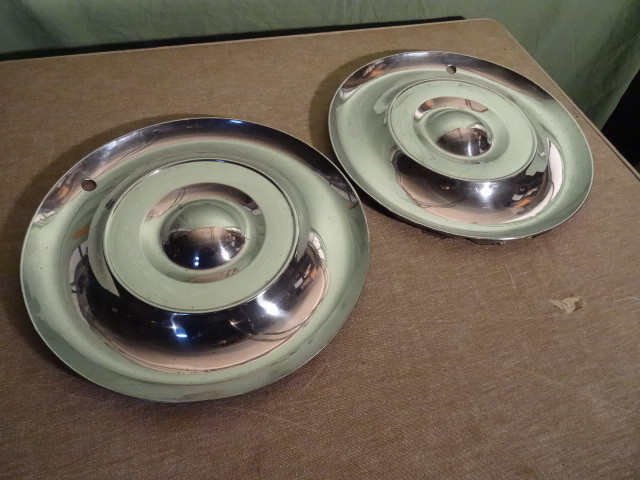 lot 117 image: Generic Vintage Hub Caps