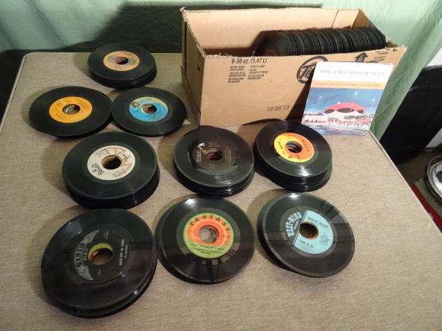 lot 119 image: Box Full of Misc 45s Approx 230