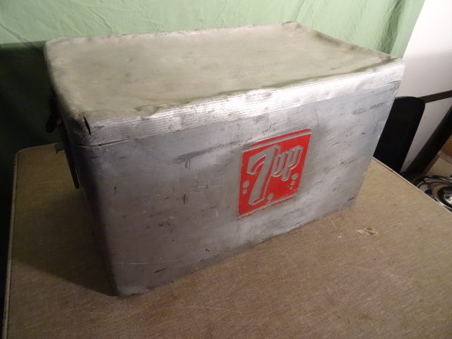 lot 125 image: Vintage Aluminum 7 Up Cooler