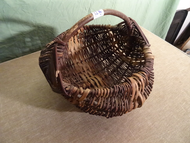 lot 128 image: Wicker and Willow Basket