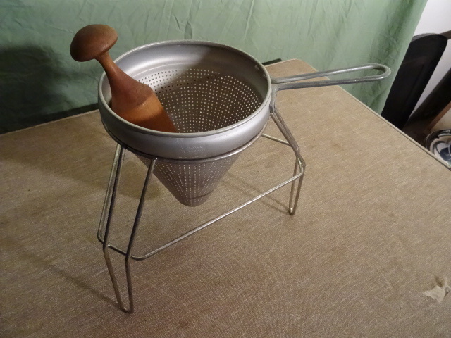lot 129 image: Vintage Berry Masher
