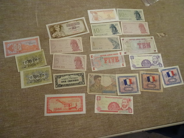 lot 162 image: Misc Vintage Foreign Paper Money