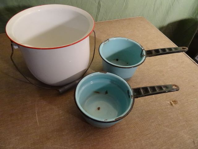 lot 194 image: Vintage Enamel Coated Pots