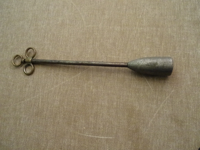 lot 217 image: Animal Pill Dispenser