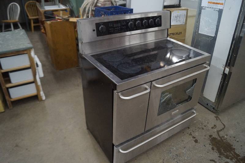 lot 3 image: Fridgidaire Stove