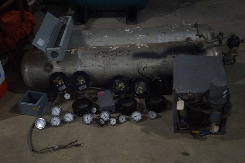 lot 13 image: Air TanksPressure Valves & Gauges