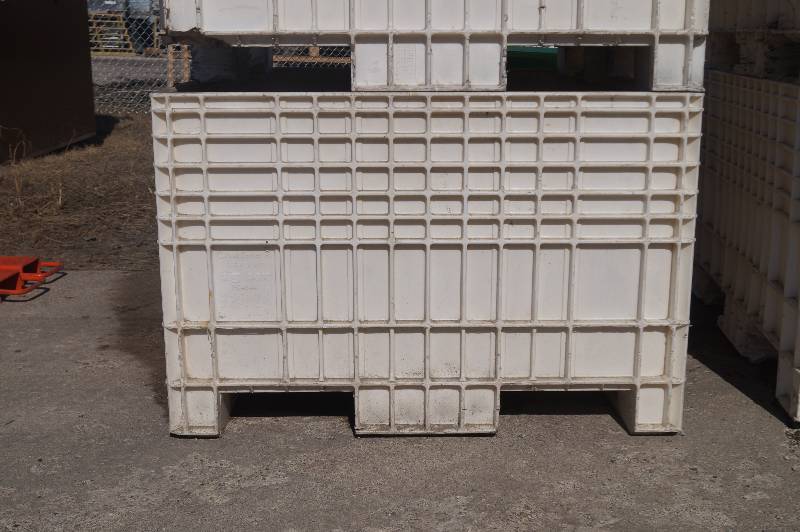 lot 20 image: Large Plastic BinBox