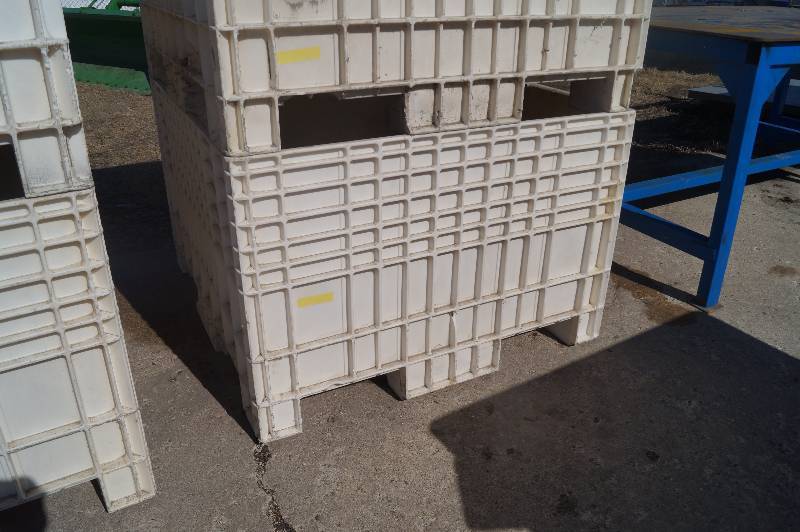lot 22 image: Large Plastic BinBox