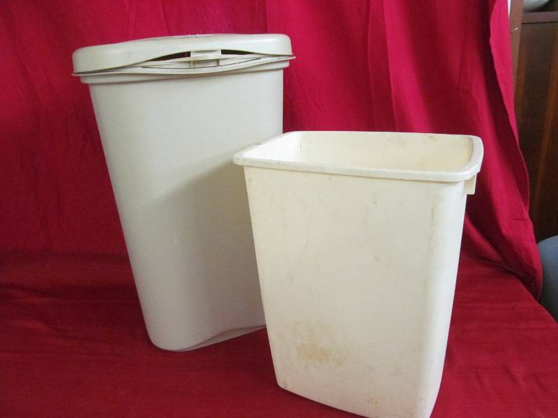 lot 8 image: Rubbermaid waste basket