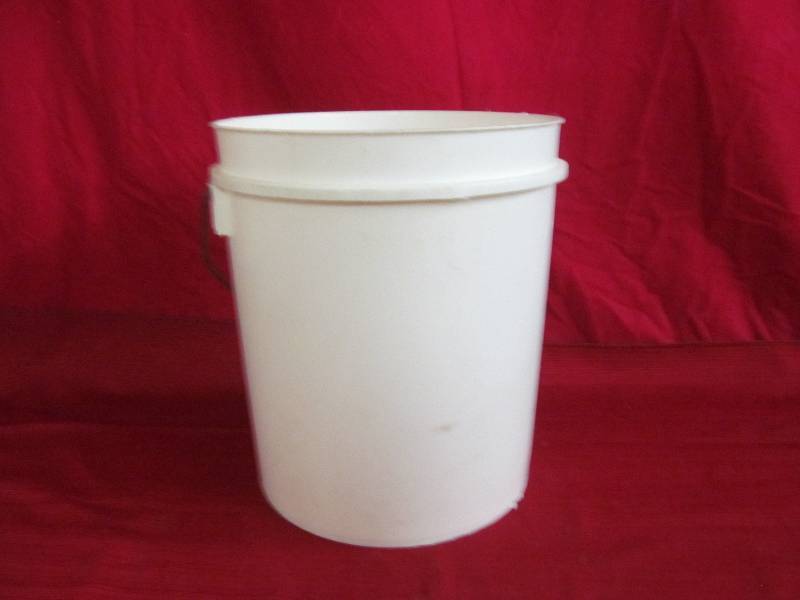 lot 16 image: 5 gallon pail
