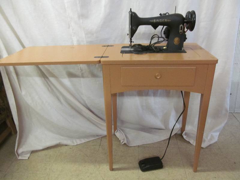 lot 17 image: Singer sewing machine in cabinet