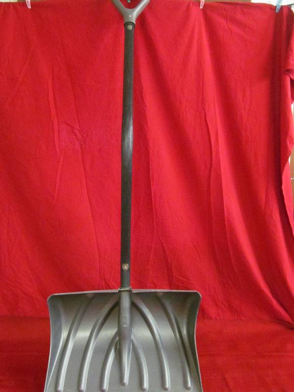 lot 20 image: Suncast snow shovel