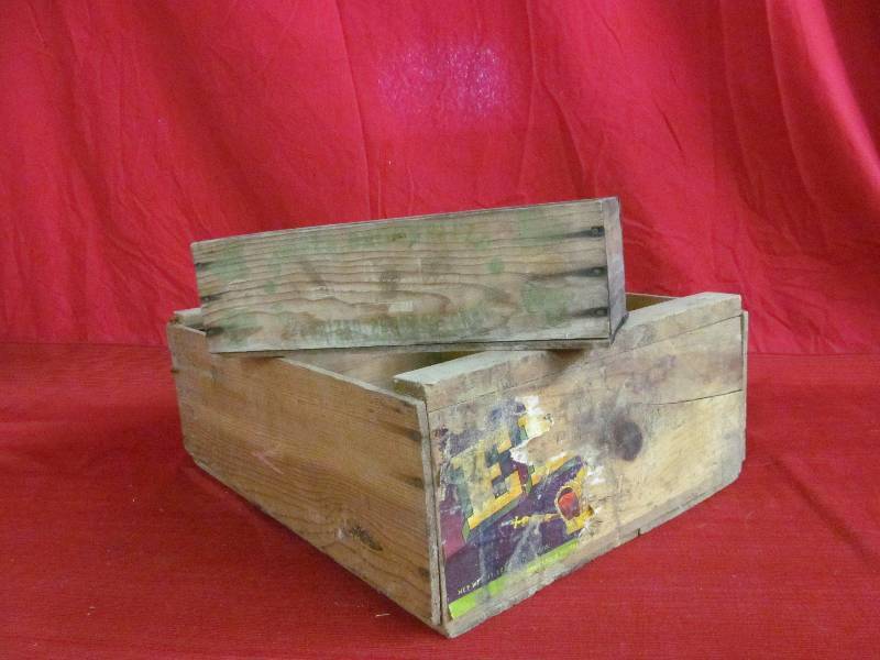 lot 23 image: vintage crate
