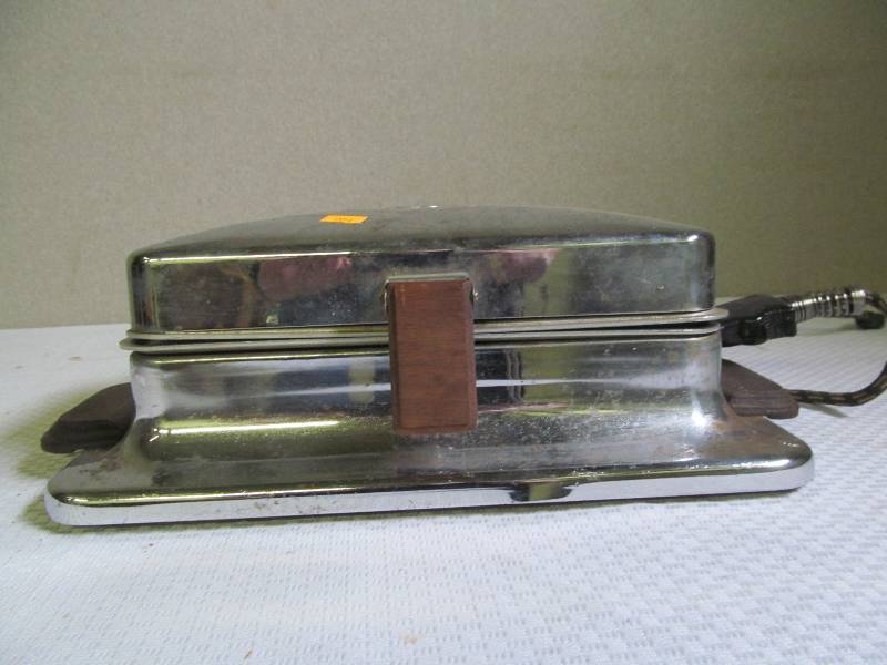 lot 30 image: vintage electric griddle