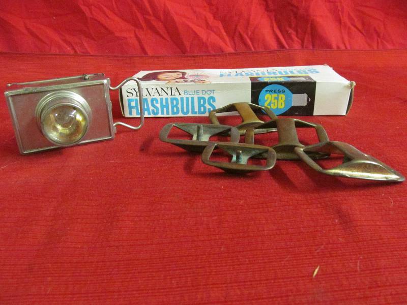 lot 36 image: vintage flashbulbs