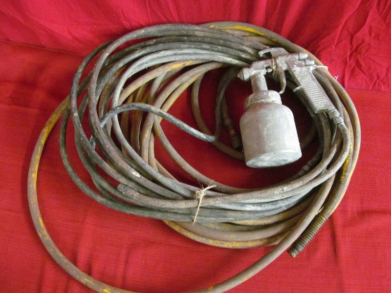 lot 49 image: Speedy paint gun ,air hose
